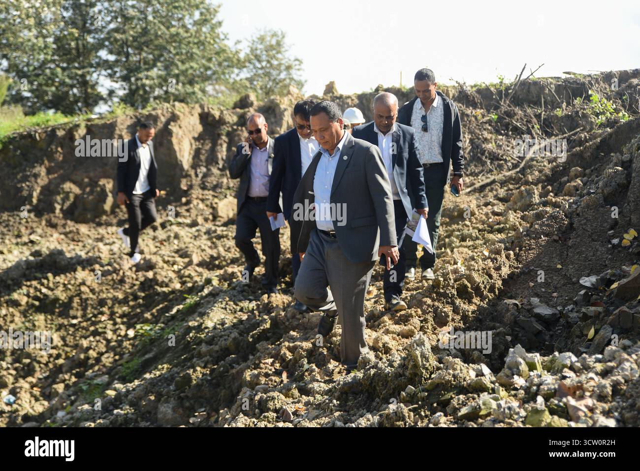 Kirtipur, Nepal. 9. Oktober 2025. Nepals Übergangsminister für Energie, Wasserressourcen und Bewässerung, physische Infrastruktur und Verkehr sowie Stadtentwicklung KULMAN GHISING inspiziert die laufenden Bauarbeiten im Tribhuvan University Stadium in Kirtipur, Nepal. Foto: Safal Prakash Shrestha Credit: Safal Prakash Shrestha/Alamy Live News Stockfoto