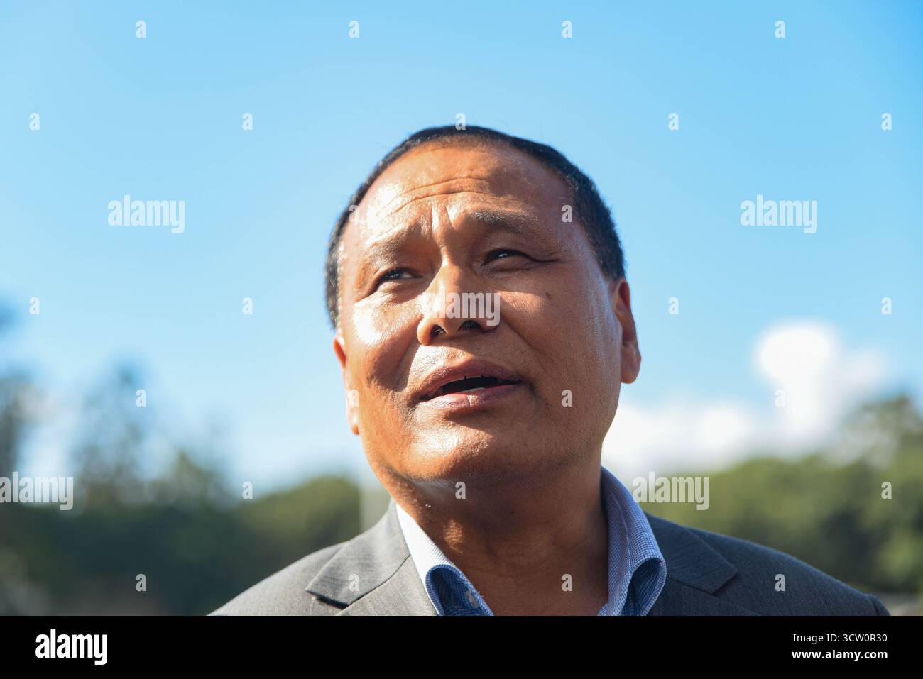 Kirtipur, Nepal. 9. Oktober 2025. Nepals Übergangsminister für Energie, Wasserressourcen und Bewässerung, physische Infrastruktur und Verkehr sowie Stadtentwicklung KULMAN GHISING wird während einer Inspektion des Tribhuvan University Stadions in Kirtipur, Nepal, im Unterbau dargestellt. Foto: Safal Prakash Shrestha Credit: Safal Prakash Shrestha/Alamy Live News Stockfoto