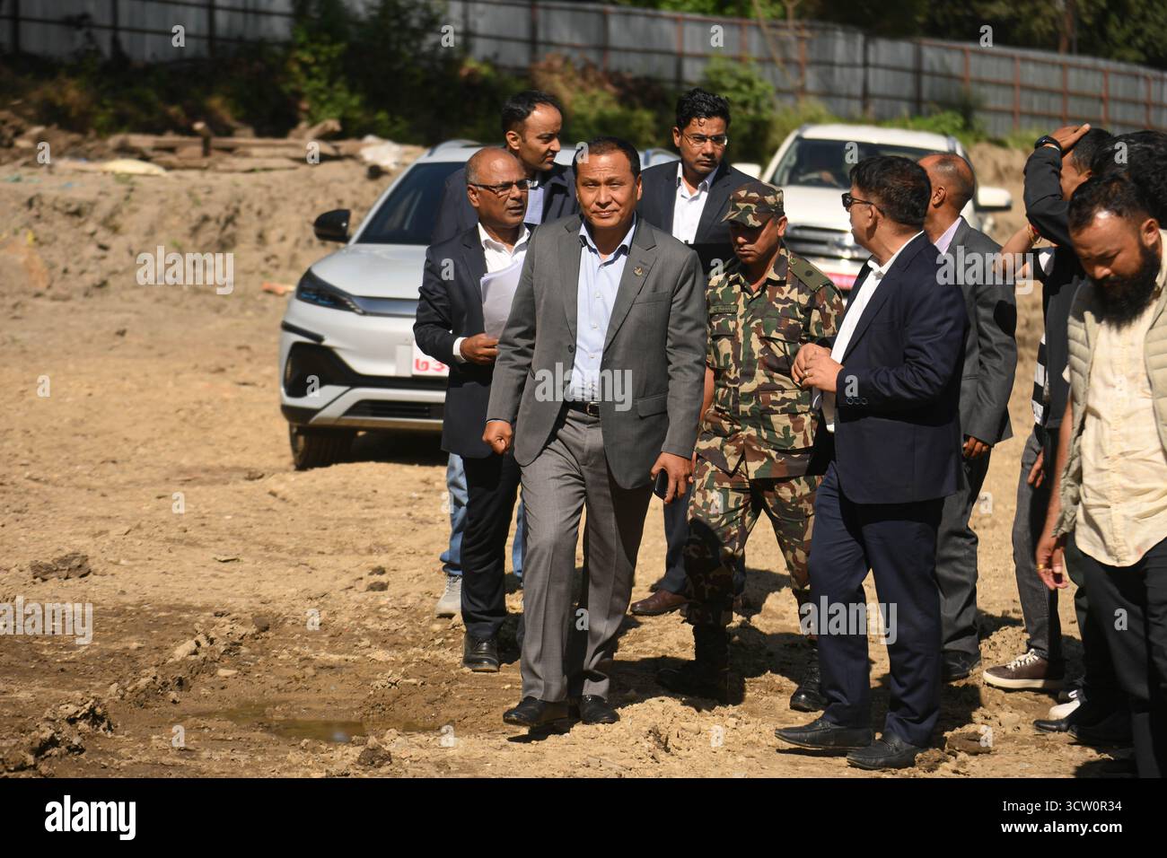 Kirtipur, Nepal. 9. Oktober 2025. Nepals Übergangsminister für Energie, Wasserressourcen und Bewässerung, physische Infrastruktur und Verkehr sowie Stadtentwicklung KULMAN GHISING inspiziert die laufenden Bauarbeiten im Tribhuvan University Stadium in Kirtipur, Nepal. Foto: Safal Prakash Shrestha Credit: Safal Prakash Shrestha/Alamy Live News Stockfoto