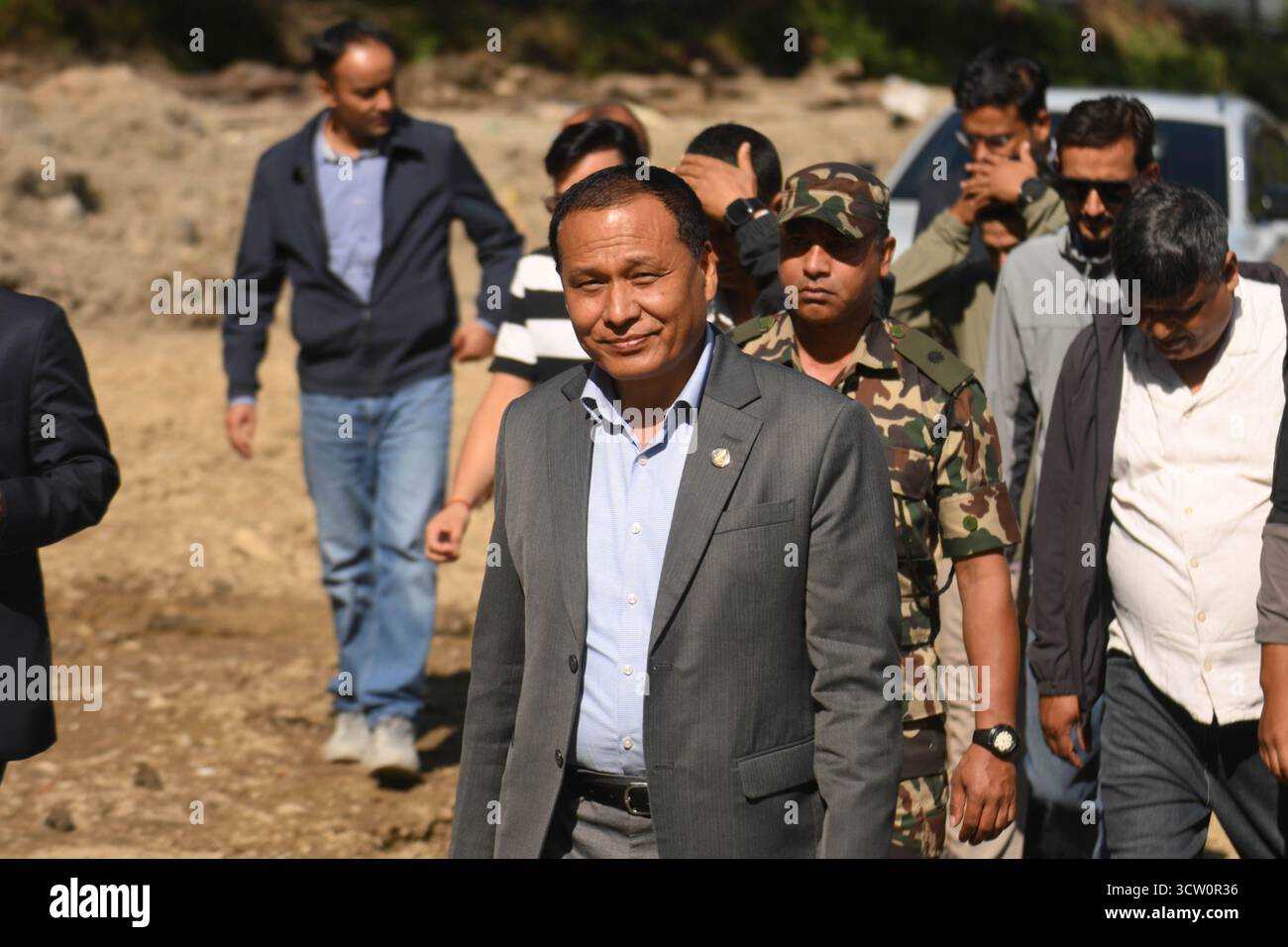 Kirtipur, Nepal. 9. Oktober 2025. Nepals Übergangsminister für Energie, Wasserressourcen und Bewässerung, physische Infrastruktur und Verkehr sowie Stadtentwicklung KULMAN GHISING inspiziert die laufenden Bauarbeiten im Tribhuvan University Stadium in Kirtipur, Nepal. Foto: Safal Prakash Shrestha Credit: Safal Prakash Shrestha/Alamy Live News Stockfoto