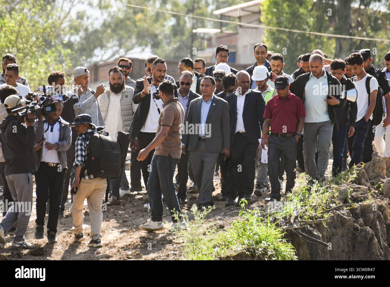 Kirtipur, Nepal. 9. Oktober 2025. Nepals Übergangsminister für Energie, Wasserressourcen und Bewässerung, physische Infrastruktur und Verkehr sowie Stadtentwicklung KULMAN GHISING inspiziert die laufenden Bauarbeiten im Tribhuvan University Stadium in Kirtipur, Nepal. Foto: Safal Prakash Shrestha Credit: Safal Prakash Shrestha/Alamy Live News Stockfoto