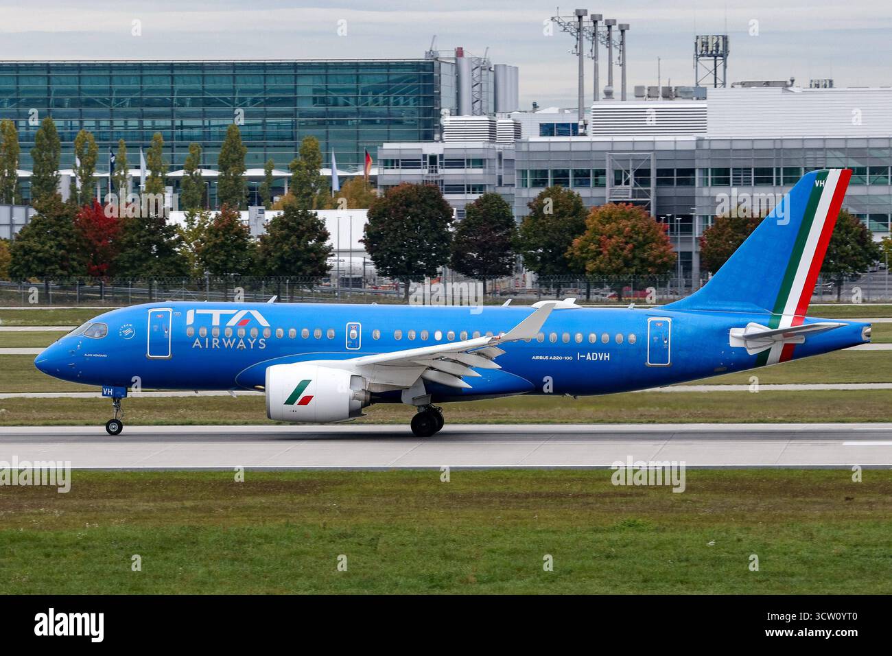 Ein Airbus A220-100 der Fluglinie, Airline, Fluggesellschaft ITA Airways mit dem Kennzeichen, der Registrierung I-ADVH am Flughafen Franz Josef Strauß, Airport München, 04.10.2025, München Deutschland, Wirtschaft, reisen, Flugzeuge am Flughafen München *** an Airbus A220 100 der Fluggesellschaft, Fluggesellschaft, Fluggesellschaft ITA Airways mit dem Nummernschild, die Registrierung I ADVH am Franz Josef Strauß Airport, München Airport, 04 10 2025, München Deutschland , Wirtschaft, Reise, Flugzeug am Flughafen München xobx Stockfoto