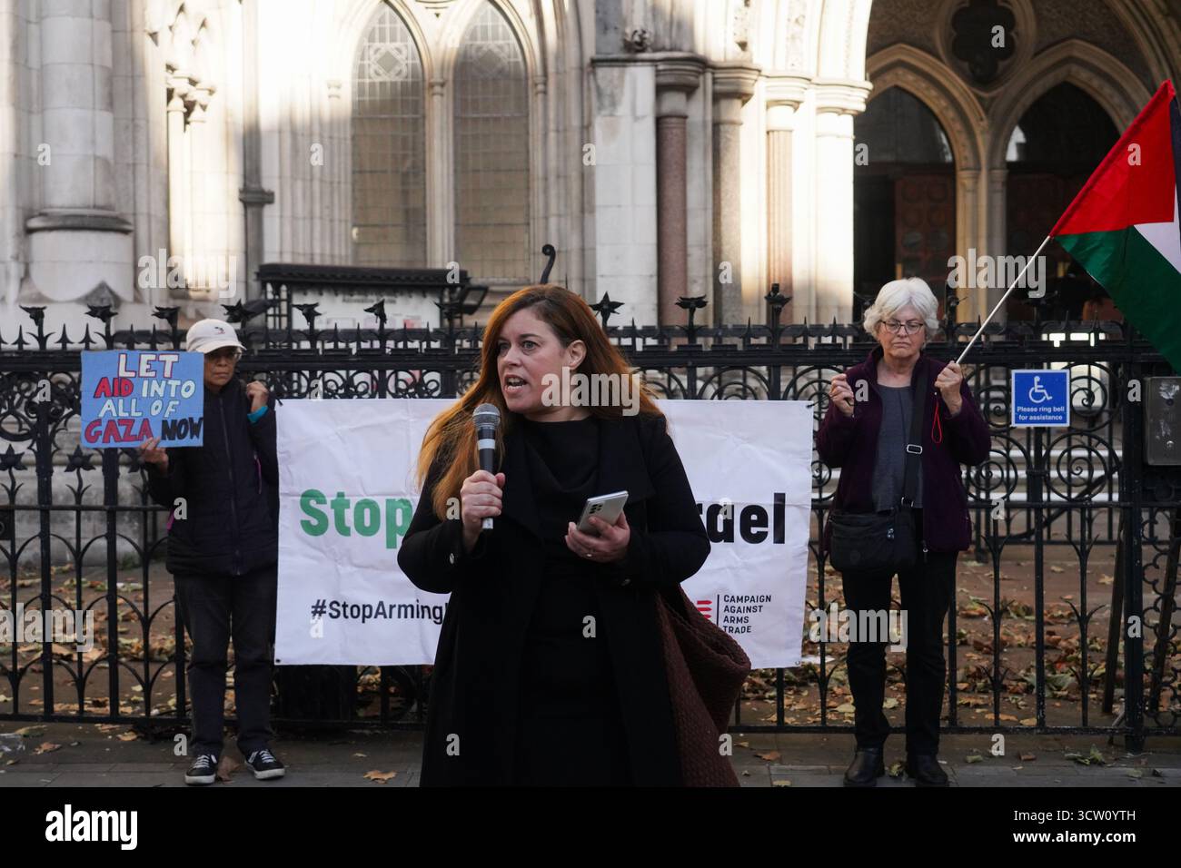London, Vereinigtes Königreich. Oktober 2025. Dr. Susan Power, Leiterin der Rechtsforschung und Anwaltskanzlei, die Al-Haq vor Gericht vertritt, spricht vor der Berufungsverhandlung vor dem Königlichen Gerichtshof. Stockfoto London, Vereinigtes Königreich. Oktober 2025. Dr. Susan Power, Leiterin der Rechtsforschung und Anwaltskanzlei, die Al-Haq vor Gericht vertritt, spricht vor der Berufungsverhandlung vor dem Königlichen Gerichtshof. Stockfoto
