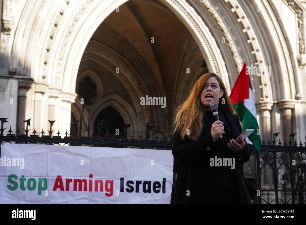 London, Vereinigtes Königreich. Oktober 2025. Dr. Susan Power, Leiterin der Rechtsforschung und Anwaltskanzlei, die Al-Haq vor Gericht vertritt, spricht vor der Berufungsverhandlung vor dem Königlichen Gerichtshof. Stockfoto London, Vereinigtes Königreich. Oktober 2025. Dr. Susan Power, Leiterin der Rechtsforschung und Anwaltskanzlei, die Al-Haq vor Gericht vertritt, spricht vor der Berufungsverhandlung vor dem Königlichen Gerichtshof. Stockfoto