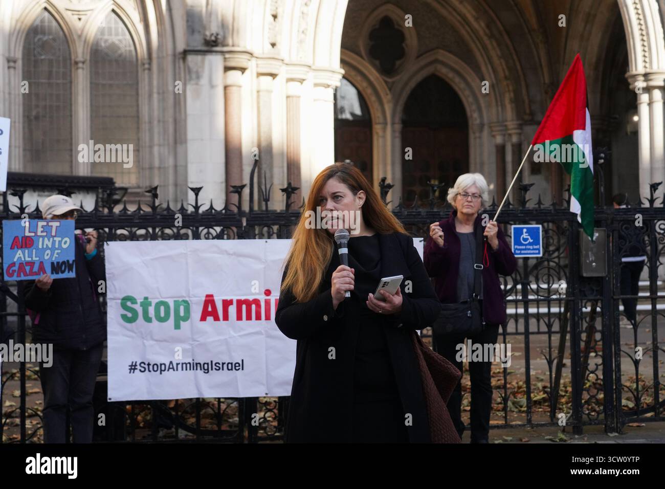 London, Vereinigtes Königreich. Oktober 2025. Dr. Susan Power, Leiterin der Rechtsforschung und Anwaltskanzlei, die Al-Haq vor Gericht vertritt, spricht vor der Berufungsverhandlung vor dem Königlichen Gerichtshof. Stockfoto London, Vereinigtes Königreich. Oktober 2025. Dr. Susan Power, Leiterin der Rechtsforschung und Anwaltskanzlei, die Al-Haq vor Gericht vertritt, spricht vor der Berufungsverhandlung vor dem Königlichen Gerichtshof. Stockfoto