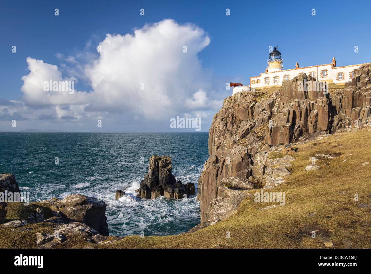 Neist Point Lighthouse auf den Klippen der Isle of Skye, Schottland. Winter (Februar) 2025. Stockfoto