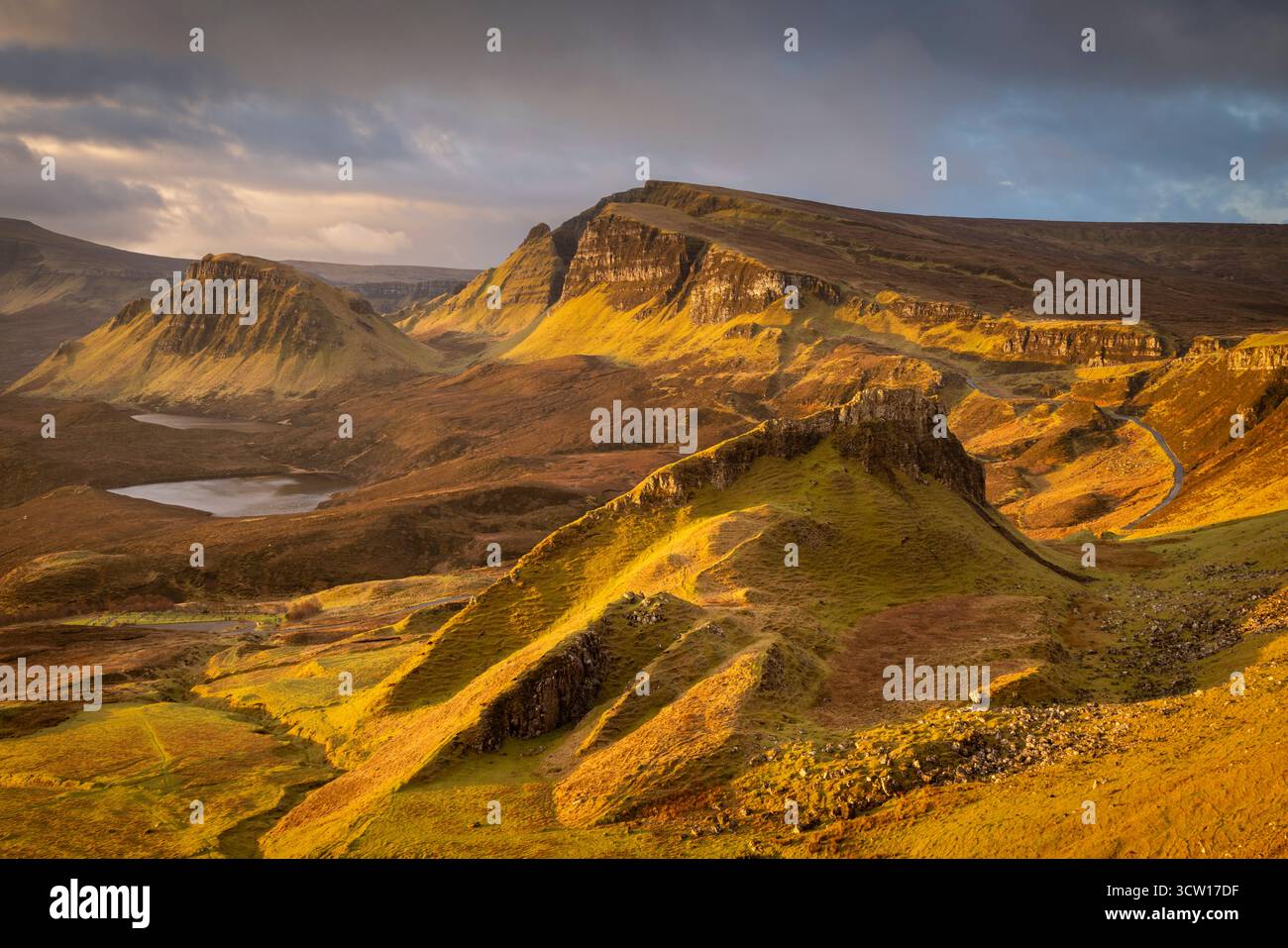 Wunderschönes Morgenlicht auf dem Trotternish Ridge von Quiraing, Isle of Skye, Schottland. Winter (Februar) 2025. Stockfoto