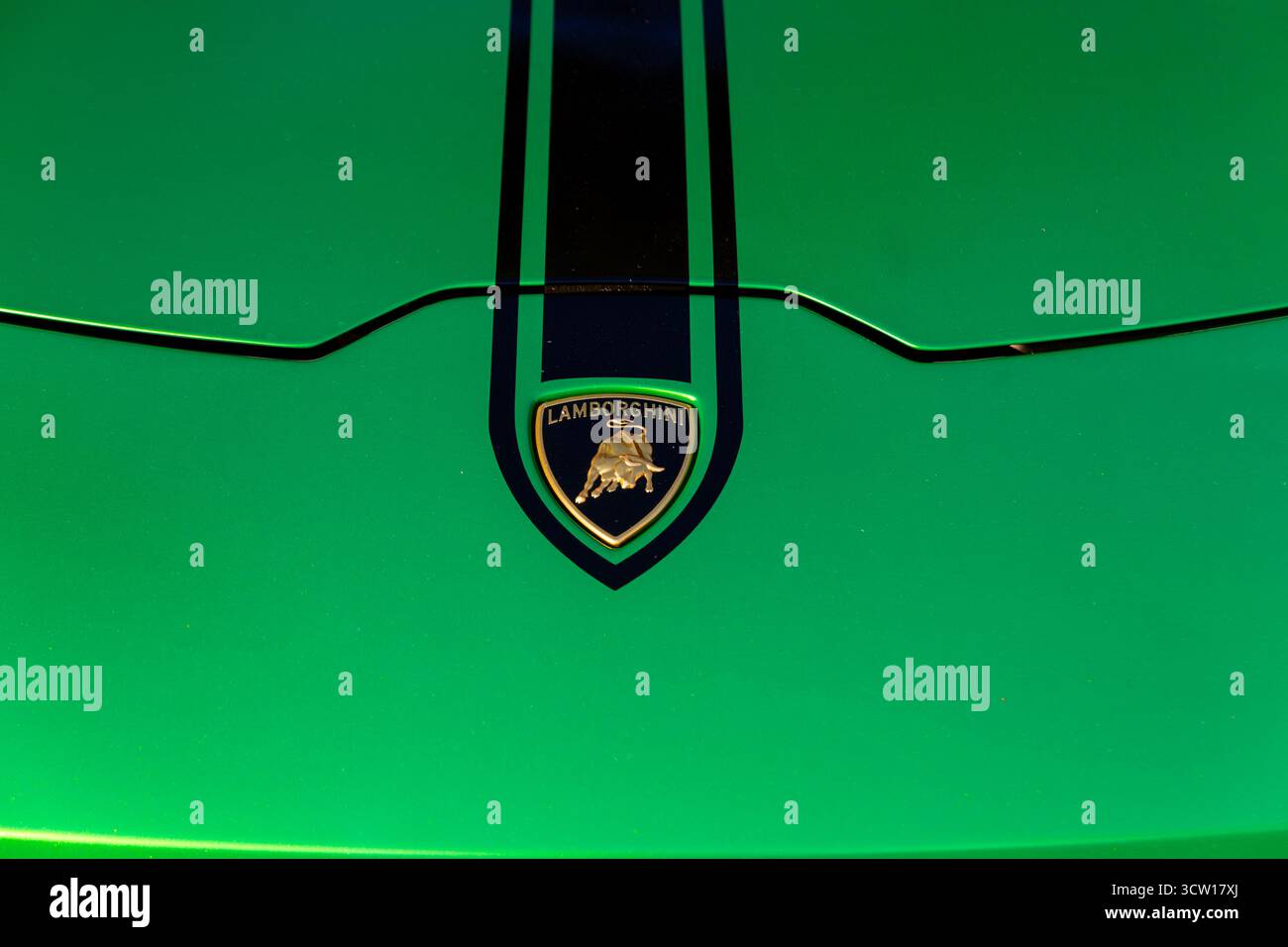 Savudrija, Kroatien - 09.08.2025: Grüne Lamborghini Sportwagenhaube mit Logo und schwarzem Streifen, luxuriöse Supersportwagen-Details Stockfoto