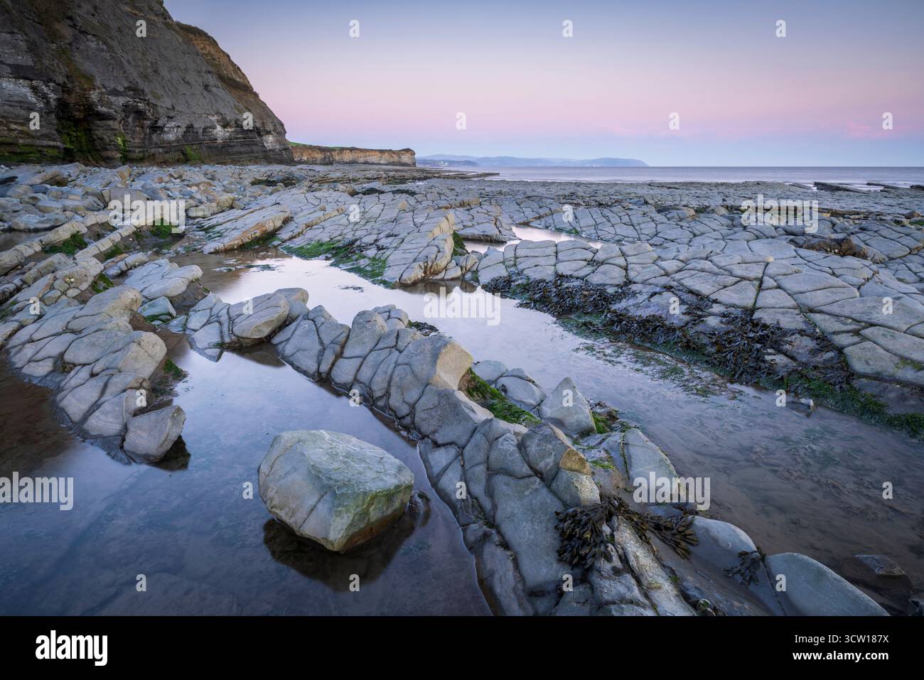 Gebrochene Felsvorsprünge am East Quantoxhead Beach an der Küste von Somerset, England. Frühjahr (April) 2025. Stockfoto