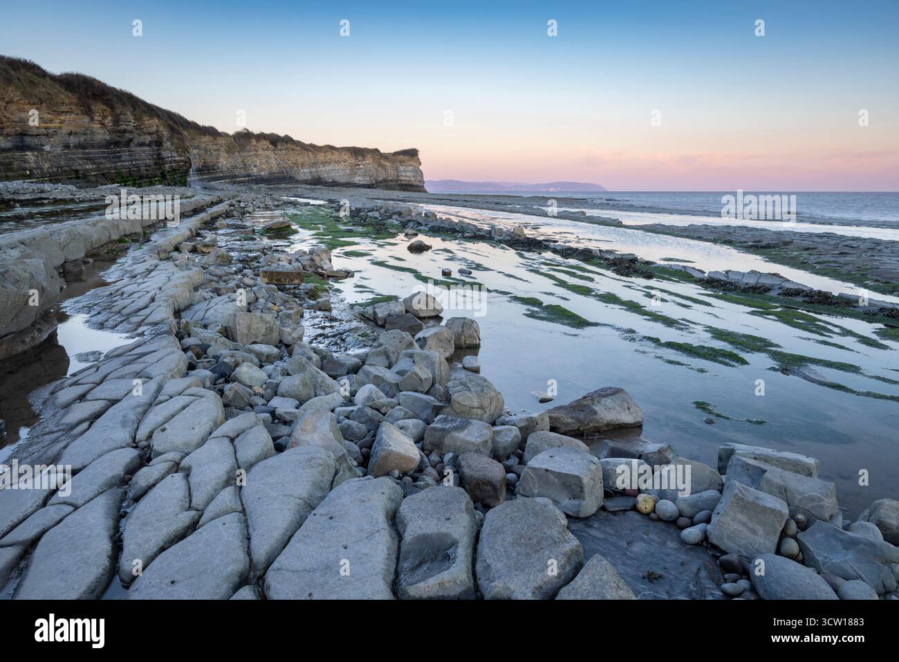 Gebrochene Felsvorsprünge am East Quantoxhead Beach an der Küste von Somerset, England. Frühjahr (April) 2025. Stockfoto