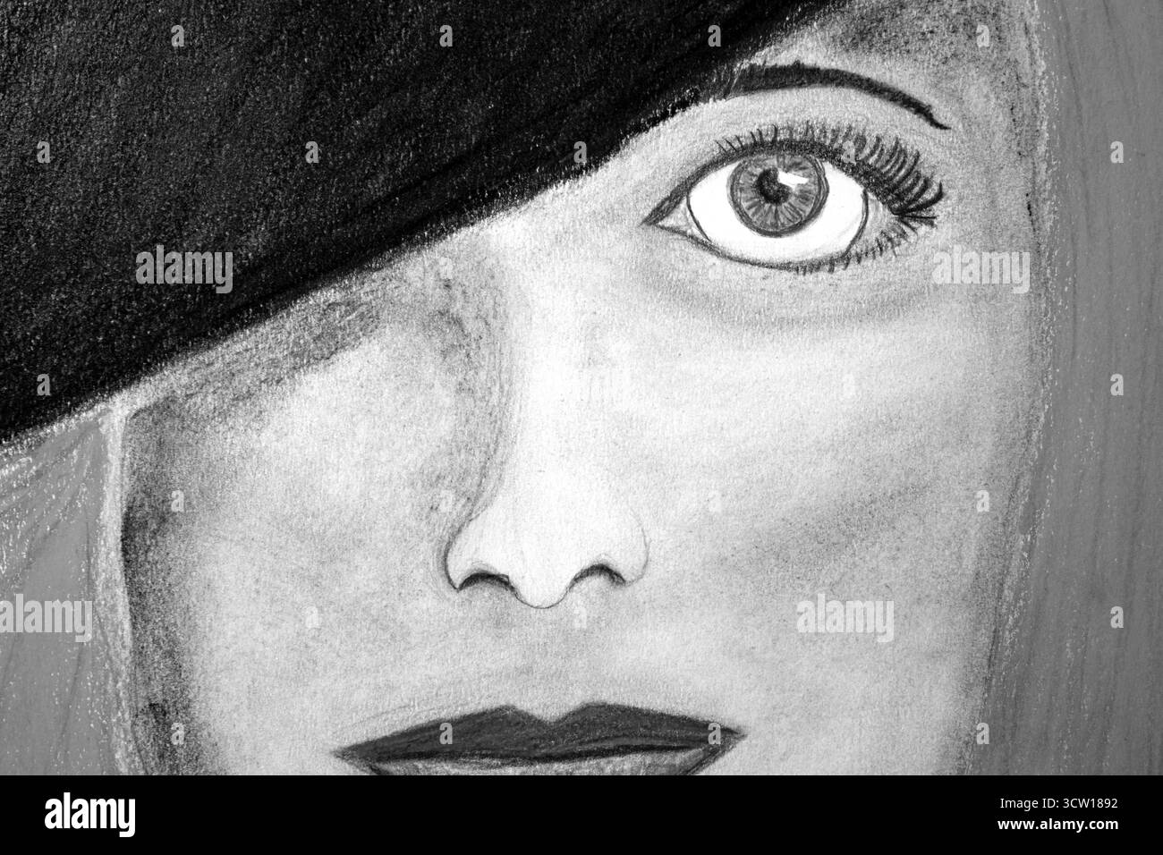 Auffällige monochromatische Bleistiftzeichnung, die ein weibliches Auge mit langen Wimpern einfängt, teilweise durch einen dunklen Hut verborgen Stockfoto