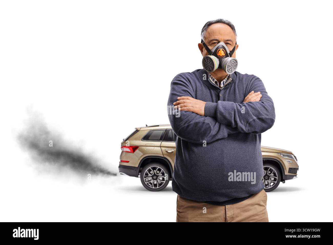 Reifer Mann mit einer Gasmaske vor einem Fahrzeug, das die Luft isoliert auf weißem Hintergrund verschmutzt Stockfoto