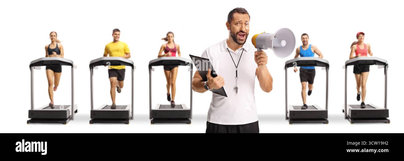 Fitness-Trainer mit einem Megaphon vor Menschen auf Laufbändern isoliert auf weißem Hintergrund Stockfoto