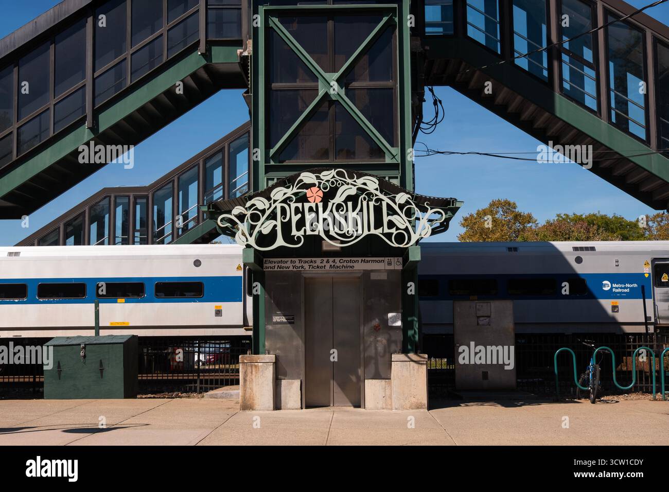 Wunderschöner Jugendstilstil-Schriftzug an der Peekskill Metro North Station in Westchester County, New York. Stockfoto