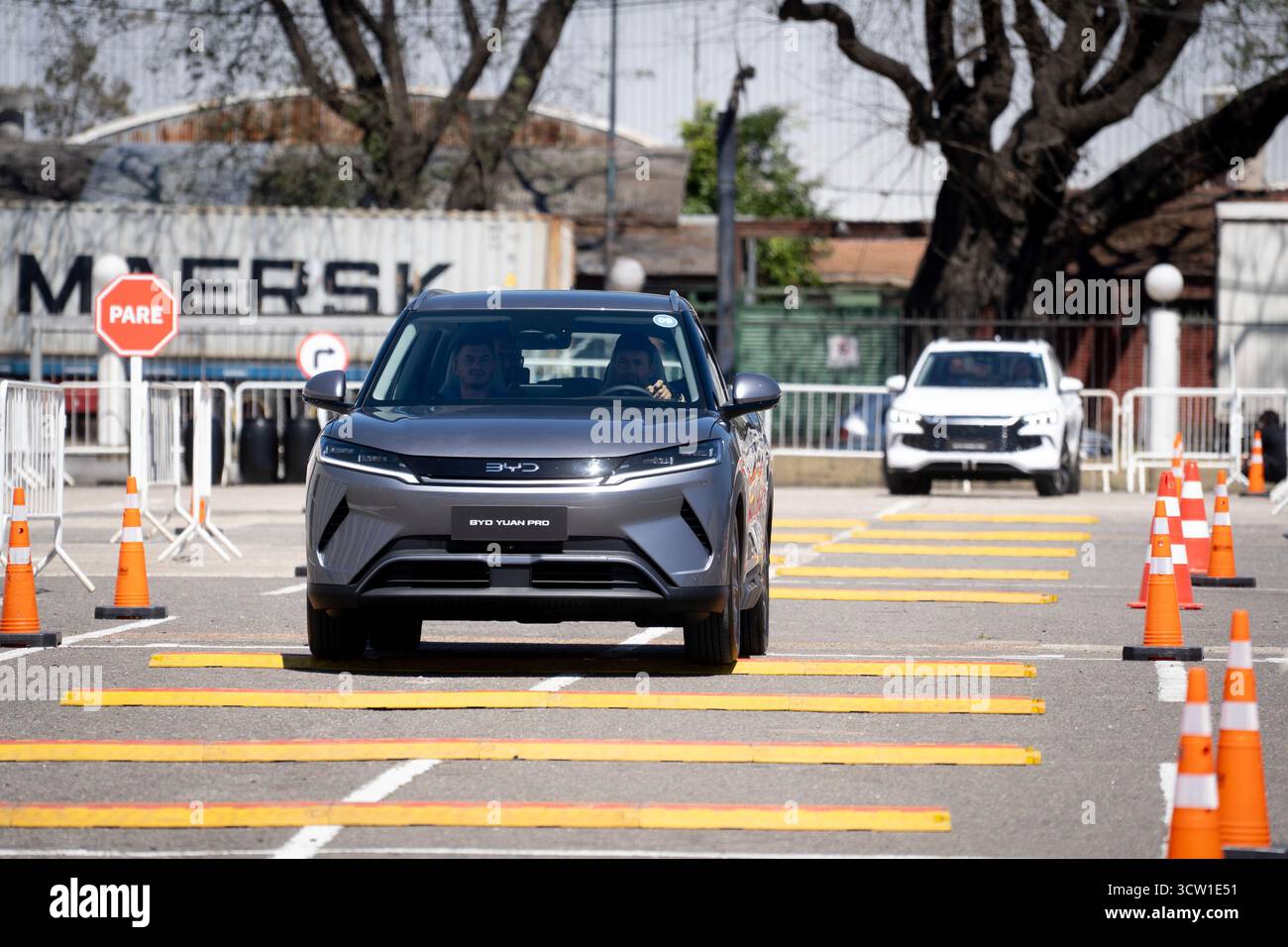 Buenos Aires, Argentinien. Oktober 2025. Ein Besucher fährt einen BYD-Wagen in Buenos Aires, Argentinien, 8. Oktober 2025. Der chinesische Hersteller von neuen Energiefahrzeugen BYD hielt hier am Mittwoch eine Einführungsveranstaltung ab, bei der offiziell die Einführung von drei Modellen auf dem lokalen Markt bekannt gegeben wurde. Quelle: Martin Zabala/Xinhua/Alamy Live News Stockfoto