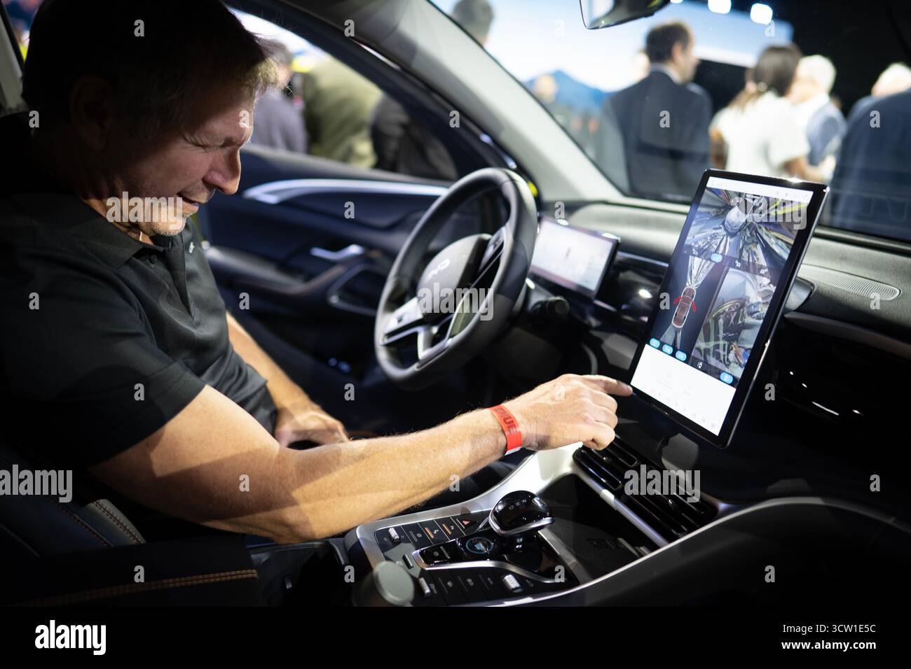 Buenos Aires, Argentinien. Oktober 2025. Ein Besucher erlebt die intelligente Kabine eines BYD-Autos in Buenos Aires, Argentinien, 8. Oktober 2025. Der chinesische Hersteller von neuen Energiefahrzeugen BYD hielt hier am Mittwoch eine Einführungsveranstaltung ab, bei der offiziell die Einführung von drei Modellen auf dem lokalen Markt bekannt gegeben wurde. Quelle: Martin Zabala/Xinhua/Alamy Live News Stockfoto