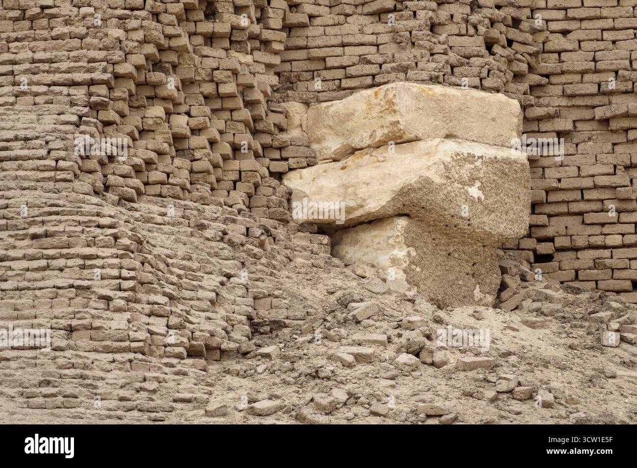 Nahaufnahme des Kalksteinskeletts in der Struktur der Senusret-II-Pyramide in El Lahun, Fayoum, Ägypten Stockfoto