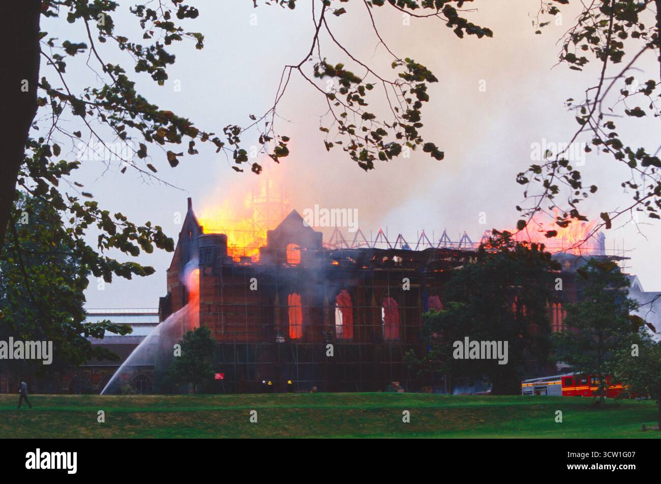 Vereinigtes Königreich. England. Mittelalterliche Kirche in Brand. Stockfoto