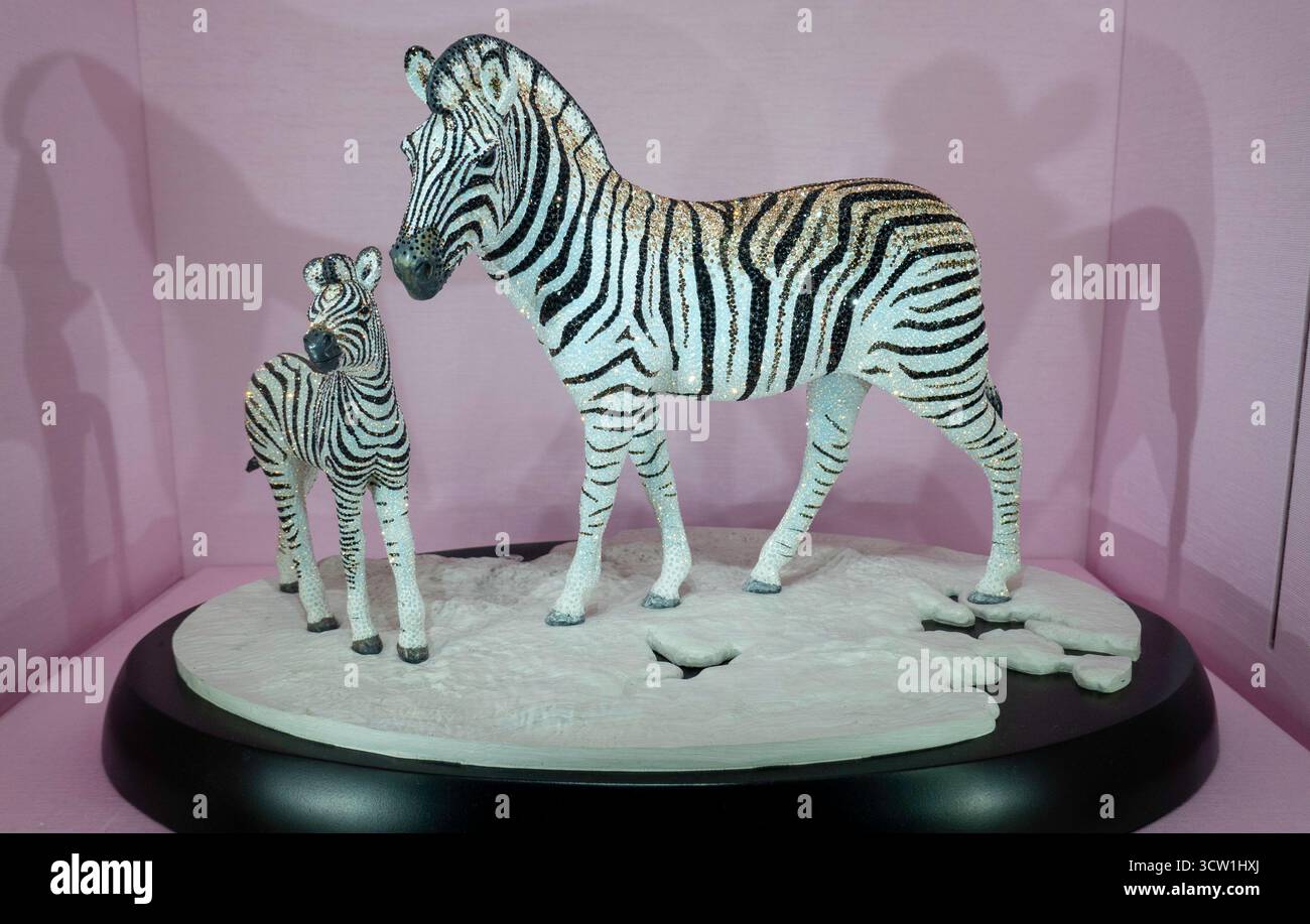 Das Innere des globalen Flagship-Stores von Swarovski bietet eine komplette Produktpalette an Kristallprodukten, New York City, USA, 2025 Stockfoto