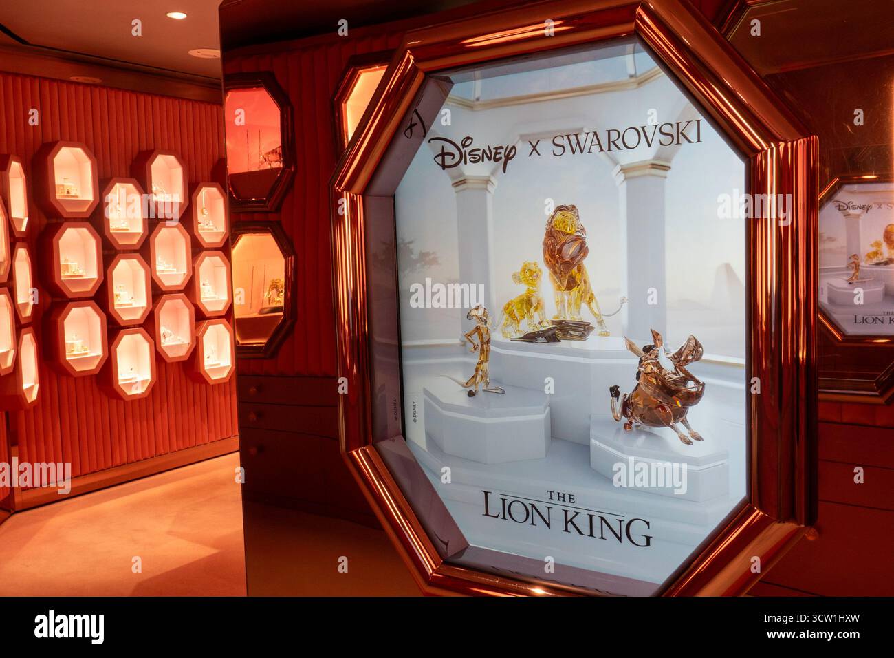 Das Innere des globalen Flagship-Stores von Swarovski bietet eine komplette Produktpalette an Kristallprodukten, New York City, USA, 2025 Stockfoto