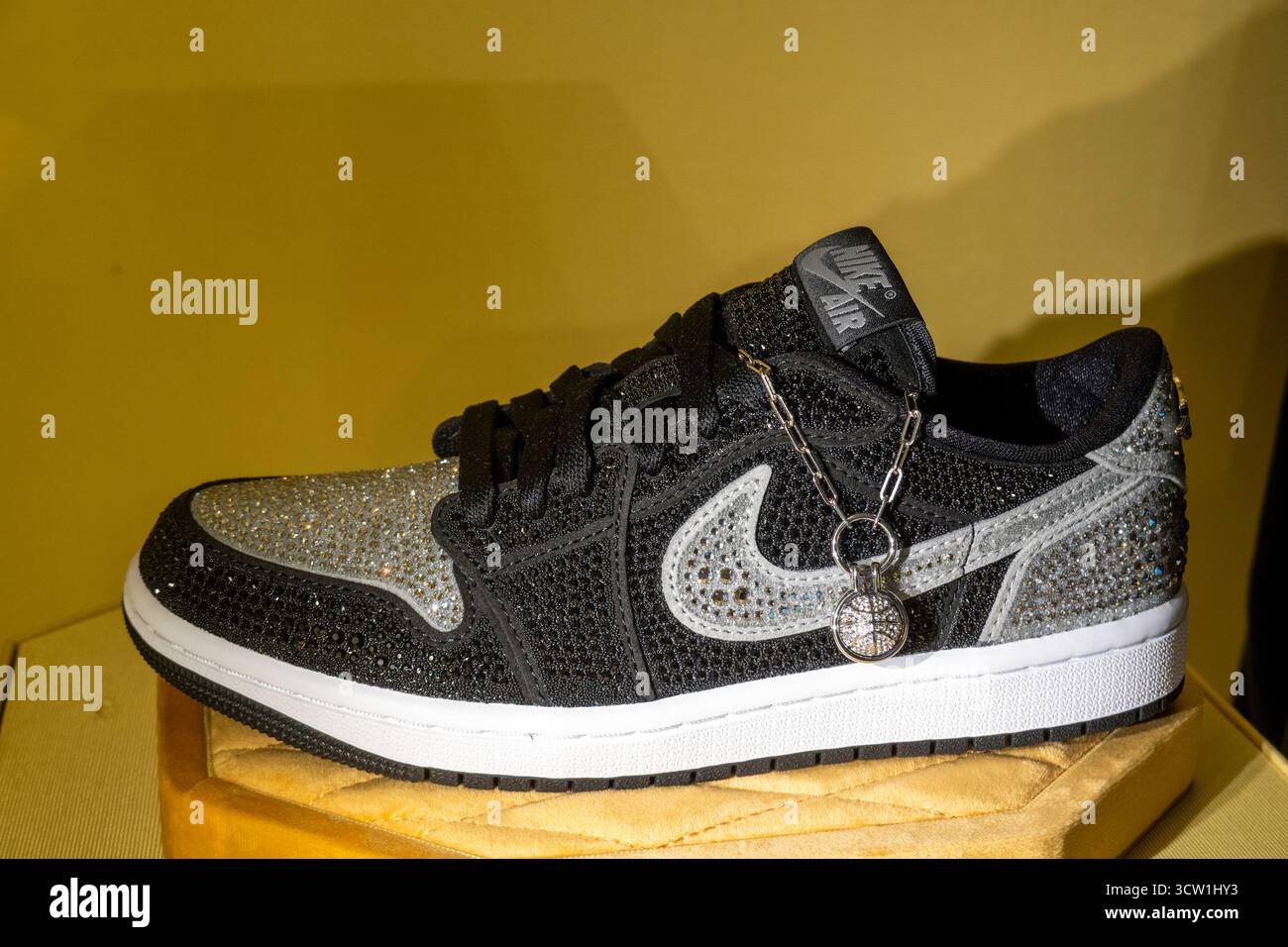 Das Innere des globalen Flagship-Stores von Swarovski bietet eine komplette Produktpalette an Kristallprodukten, New York City, USA, 2025 Stockfoto