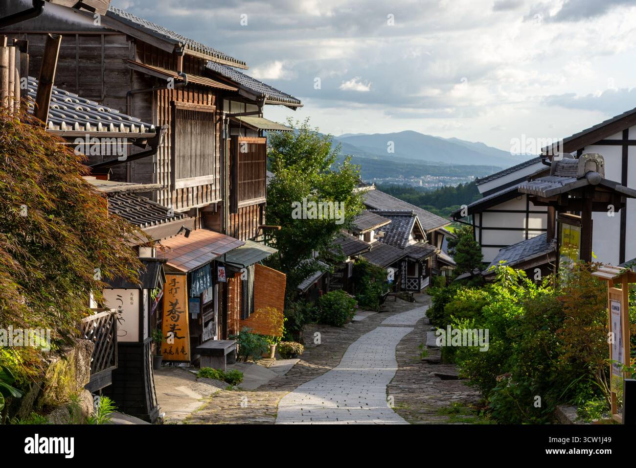 Magome, Japan - 19. Juli 2025: Traditioneller Blick auf die Straße von Magome-juku mit Bergkulisse Stockfoto