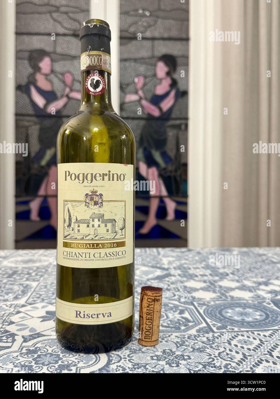 Flasche DOCG italienischer Rotwein Poggerino Chianti Classico Jahrgang 2016 aus Sangiovese Trauben. - Smartphone-aufgenommenes Stockfoto