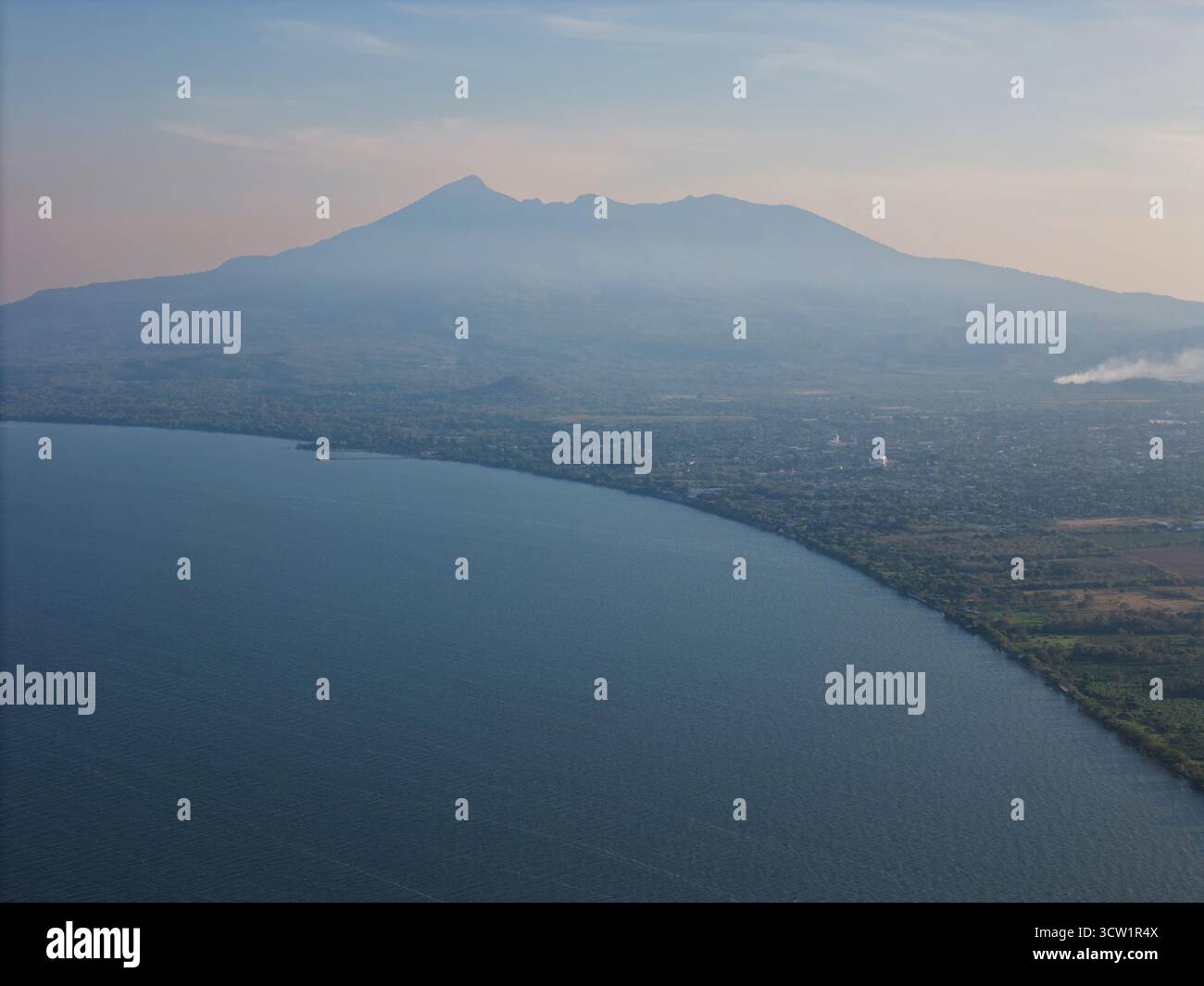 Nicaragua Granada Luftlandschaft neben dem See auf dem Hintergrund des Vulkans Mombacho Stockfoto