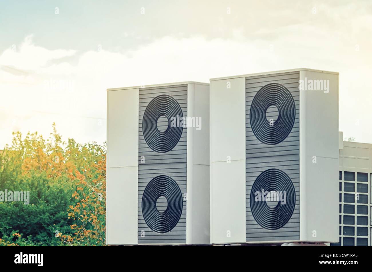 Außeneinheit einer Industrieklimaanlage. Luftkompressor oder Luftkondensator auf dem Dach des Gebäudes überträgt die freigesetzte Wärme an die Umwelt. Stockfoto Außeneinheit einer Industrieklimaanlage. Luftkompressor oder Luftkondensator auf dem Dach des Gebäudes überträgt die freigesetzte Wärme an die Umwelt. Stockfoto