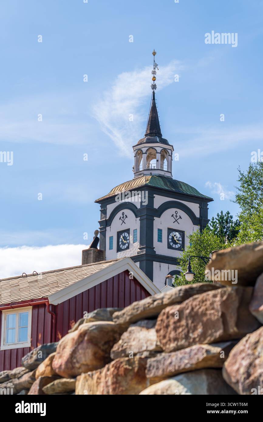 Der Charme der Kirche Røros erhebt sich über den Gebäuden der historischen Bergbaustadt und zieht Besucher mit ihrer einzigartigen Architektur in Norwegen an Stockfoto