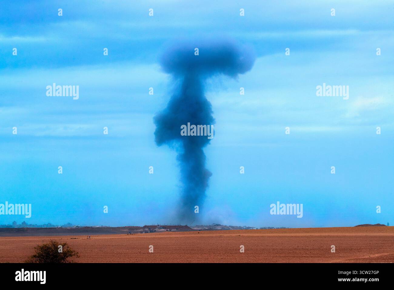 Süd-Israel, Israel. Oktober 2025. Ein israelischer IDF-Angriff im nördlichen Gazastreifen kurz nach 12 Uhr Ortszeit, wie aus dem Inneren Israels am Donnerstag, 9. Oktober 2025, zu sehen ist. Israel und die Hamas haben heute in Ägypten ein Abkommen unterzeichnet und fahren in der ersten Phase des 20-Punkte-Friedensplans von US-Präsident Trump fort, der dem Nahen Osten einen dauerhaften Frieden bringen könnte. Foto von Jim Hollander/UPI Credit: UPI/Alamy Live News Stockfoto