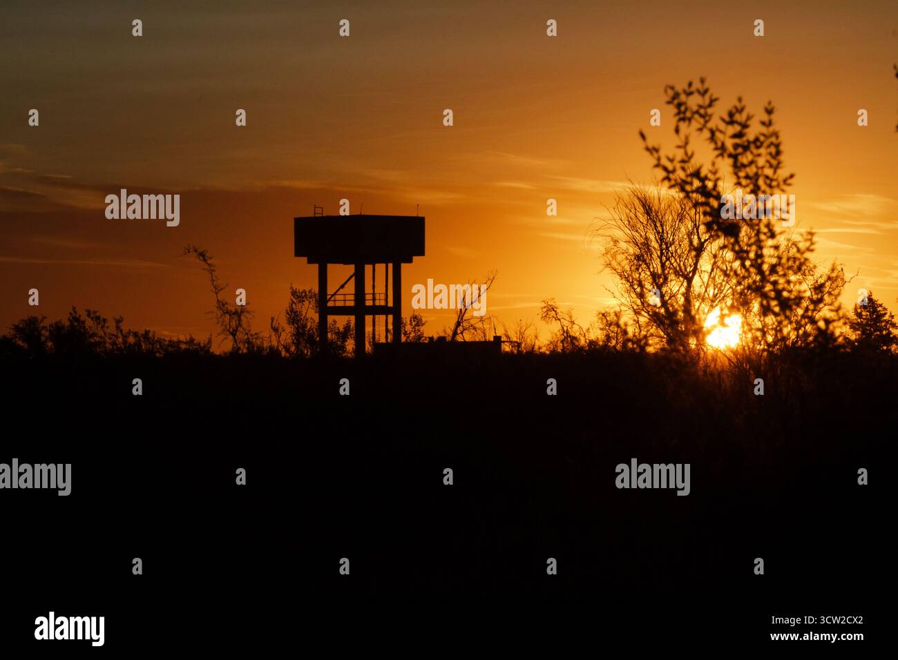 Ruinen des Dorfes Casa de Piedra. Es wurde für den Bau eines Damms gebildet. In den 1990er Jahren gab es nur noch die Fundamente einer Stadt, die nicht mehr existiert Stockfoto