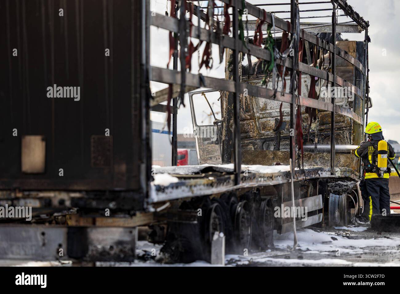 LKW Vollbrand auf der A3 zwischen dem Frankfurter Kreuz und Kelsterbach kam es am 09.10.2025 zu einem schweren LKW-Brand. Nach einem Aufprall auf die Betonschutzwand geriet das Fahrzeug in Vollbrand. Die Feuerwehr löschte das Feuer mit mehreren Trupps und Strahlrohren. Wegen der starken Rauchentwicklung und ausgelaufenem Diesel wurde die Autobahn in beide Richtungen gesperrt. Die Reinigungsarbeiten durch Hessen mobil dauern an, die Sperrung Richtung Köln bleibt bis mindestens 19 Uhr bestehen. Frankfurt am Main A3 Frankfurter Kreuz Hessen Deutschland *** voller Lkw-Brand es gab einen schweren lkw Stockfoto