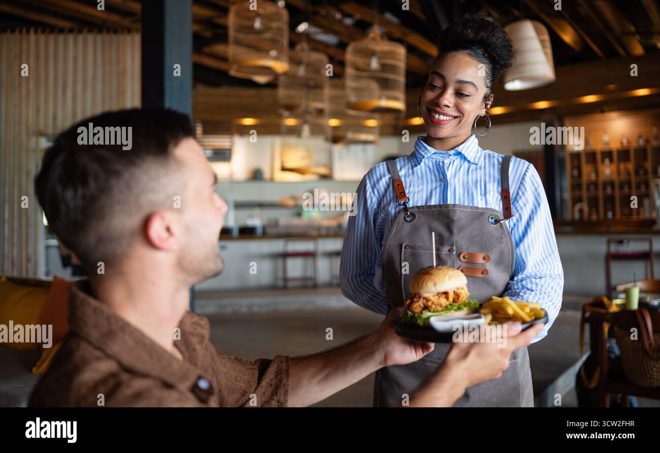 Leckere Mahlzeit in einem modernen Restaurant mit freundlichem Service und gemütlicher Atmosphäre für ein unvergessliches kulinarisches Erlebnis Stockfoto