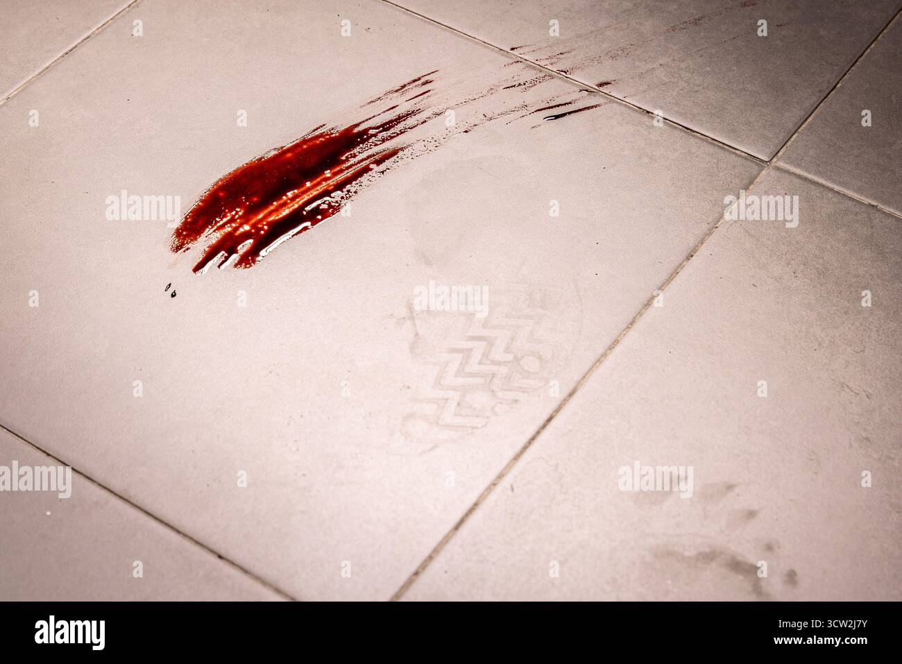 Blutausstrich Schuhdruck markierte den gefliesten Boden Stockfoto