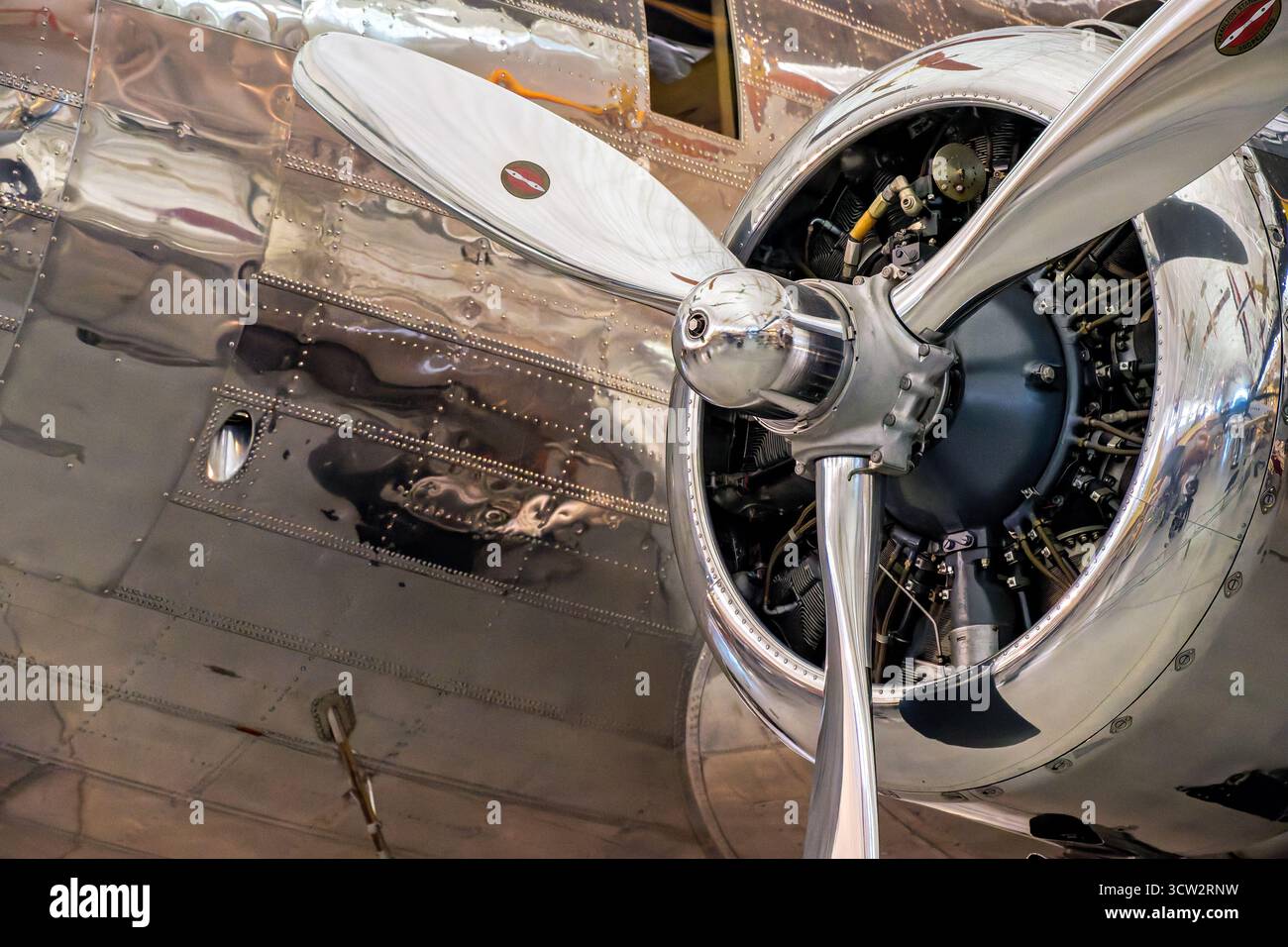 Boeing 307 Stratoliner Clipper Flying Cloud Smithsonian Udvar Hazy Center Chantilly VA // CHANTILLY, Virginia — der Motor und Propeller der Boeing 307 Stratoliner 'Clipper Flying Cloud' werden im Steven F. Udvar-Hazy Center ausgestellt. Dieses Flugzeug von 1938 war das erste Flugzeug mit einem unter Druck stehenden Rumpf, das es ermöglichte, auf 6.096 Metern (20.000 Fuß) zu fliegen und gleichzeitig einen Kabinendruck von 2.438 Metern (8.000 Fuß) beizubehalten. Mit B-17C-Bomberkomponenten wurde dieser Pan American Airways Stratoliner 2001 von Boeing restauriert. Es ist Teil der Sammlung des Smithsonian National Air and Space Museum Stockfoto
