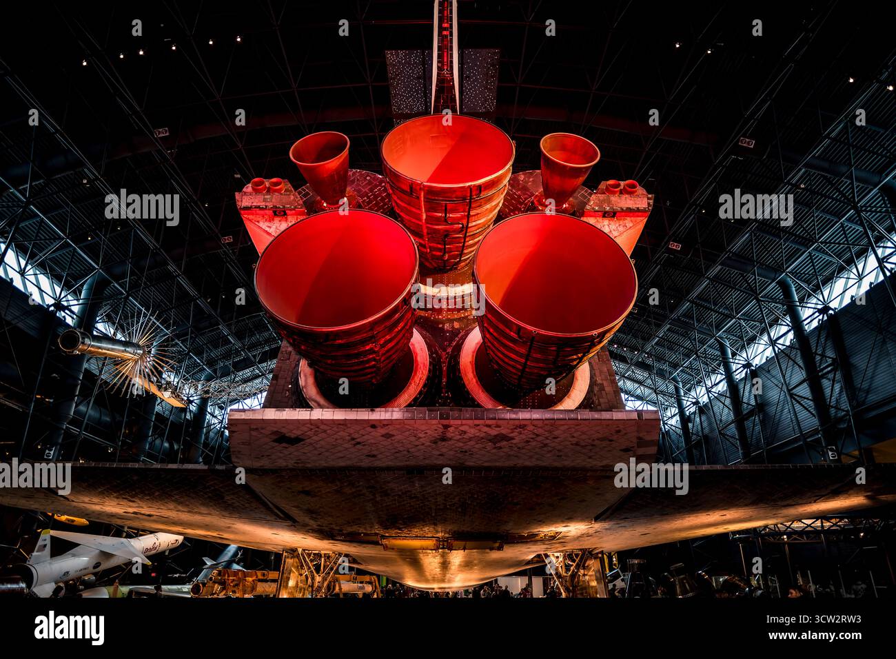 Space Shuttle Discovery Engines Udvar Hazy Center Chantilly Virginia | CHANTILLY, Virginia – die drei Haupttriebwerke und die Umlaufmanövriersysteme des Space Shuttle Discovery dominieren den Rahmen des Steven F. Udvar-Hazy Center. Die Discovery flog 39 Missionen über 27 Jahre, mehr als jeder andere Orbiter im Space Shuttle Programm der NASA, bevor sie 2012 zum Smithsonian wechselte. Stockfoto
