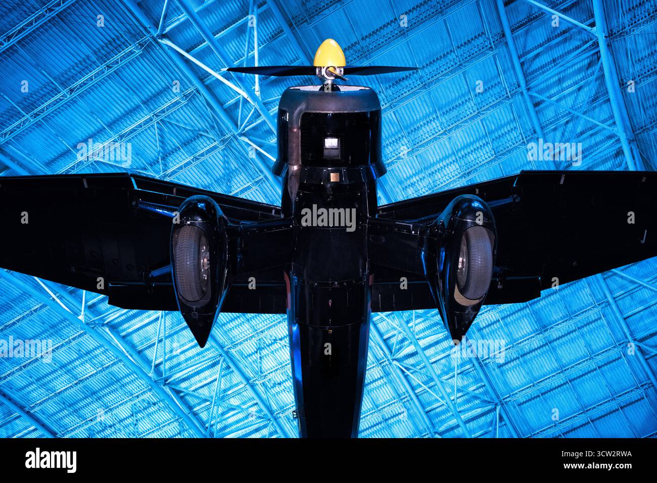 Westland Lysander IIIa Smithsonian Air and Space Museum Udvar-Hazy Center CHANTILLY VA // CHANTILLY, Virginia, Vereinigte Staaten — Ein Flugzeug von Westland Lysander IIIa, das für seine geheimen Geheimmissionen während des Zweiten Weltkriegs bekannt ist, ist zu sehen. Diese Flugzeuge wurden für kurze Starts und Landungen von unvorbereiteten Feldern entwickelt, um effektiv Geheimagenten in feindliches Territorium einzusetzen. Der Lysander des Museums, der 1942 in Kanada gebaut wurde, ist in den Farben der 138 Squadron RAF gemalt, die solche Missionen flog. Es ist Teil der Luftfahrtausstellung im Steven F. Udvar-Hazy Center. Thi Stockfoto