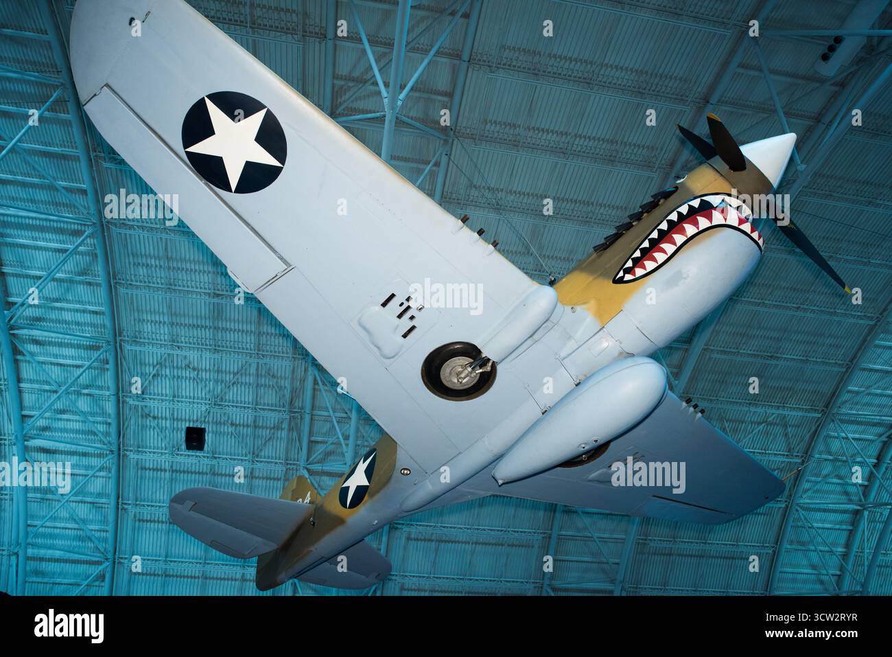 Curtiss P40E Warhawk Kittyhawk IA Smithsonian Air and Space Museum CHANTILLY VA // CHANTILLY, VIRGINIA, VEREINIGTE STAATEN — das Kampfflugzeug Curtiss P-40E Warhawk (Kittyhawk IA) mit seiner legendären Nasenart „Haifischmaus“ wird im Steven F. Udvar-Hazy Center ausgestellt. Dieses vielseitige Kampfflugzeug aus dem Zweiten Weltkrieg ist bekannt für seinen Dienst, insbesondere bei den „Flying Tigers“ in China. Das 1941 von Curtiss-Wright gebaute Flugzeug diente als Kittyhawk I bei der Royal Canadian Air Force. Es wurde 1975 restauriert, um ein Flugzeug der 75th Fighter Squadron, 23rd Fighter Group, 14th Air zu repräsentieren Stockfoto