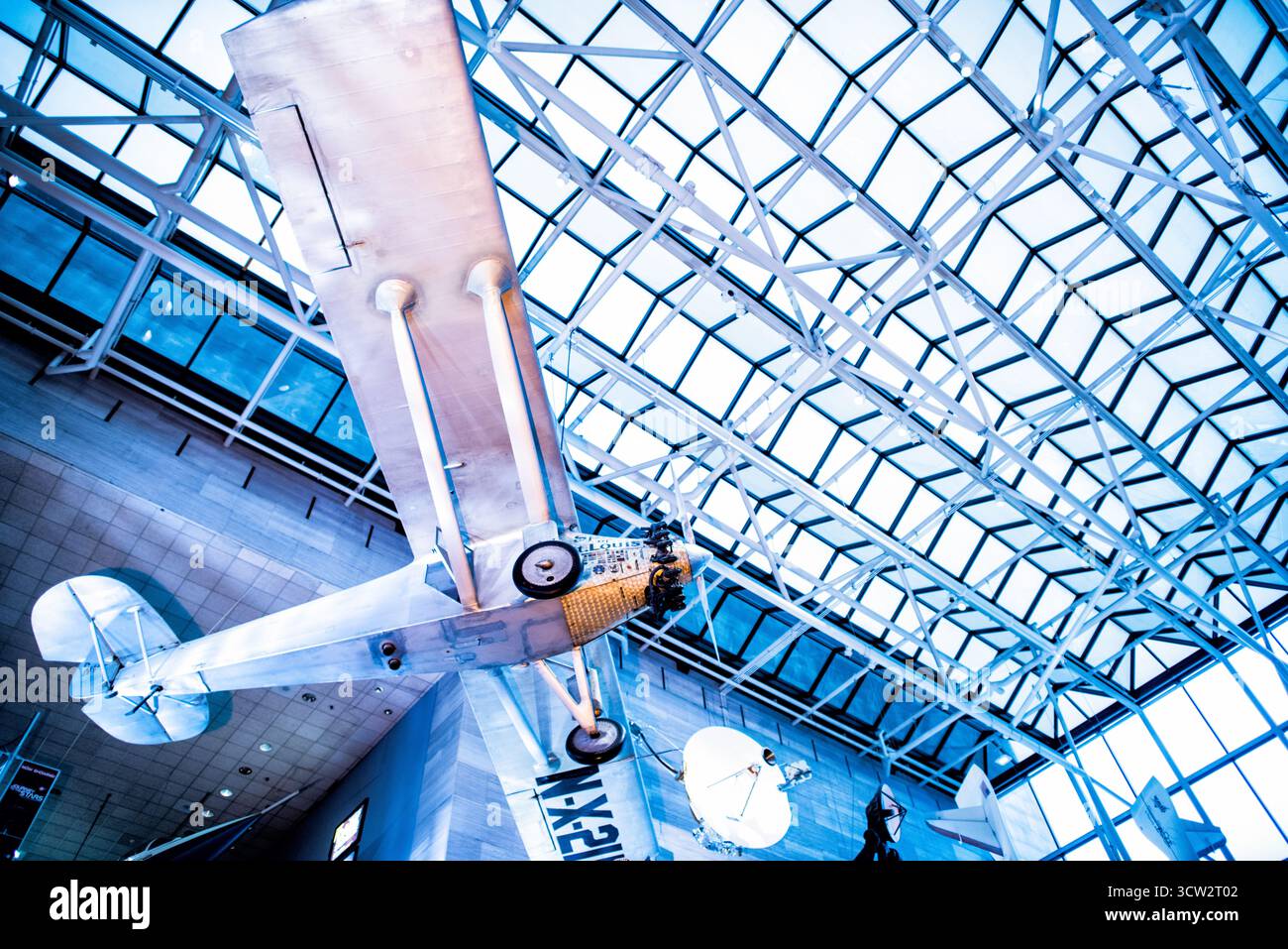 Smithsonian National Air and Space Museum Spirit of St Louis Airplane Washington DC // WASHINGTON DC — das ikonische Spirit of St. Louis Flugzeug, das Charles Lindbergh während des ersten Nonstop-Transatlantikfluges im Mai 1927 geflogen hat, ist eine prominente Ausstellung. Dieses speziell angefertigte Ryan NYP Monoplane wird für seine historische Reise von New York nach Paris gefeiert und ist damit eine entscheidende Leistung in der Luftfahrtgeschichte. Das Flugzeug ist im Smithsonian National Air and Space Museum untergebracht. Diese Institution, Teil des Smithsonian, zeigt eine riesige Sammlung von Luft- und RaumfahrtArtefakten. Das Hotel liegt an der Nationa Stockfoto