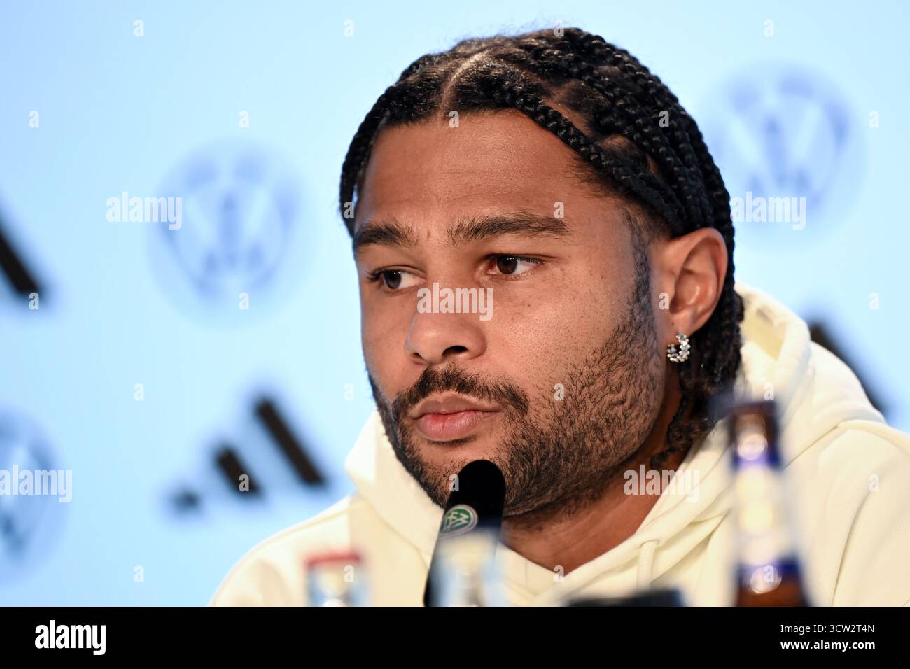 Herzogenaurach, Deutschland. Oktober 2025. Fußball: Nationalmannschaft, WM-Qualifikation, vor dem Spiel gegen Luxemburg (10.10.) beantwortet Serge Gnabry (Deutschland) Fragen von Journalisten. Quelle: Federico Gambarini/dpa/Alamy Live News Stockfoto