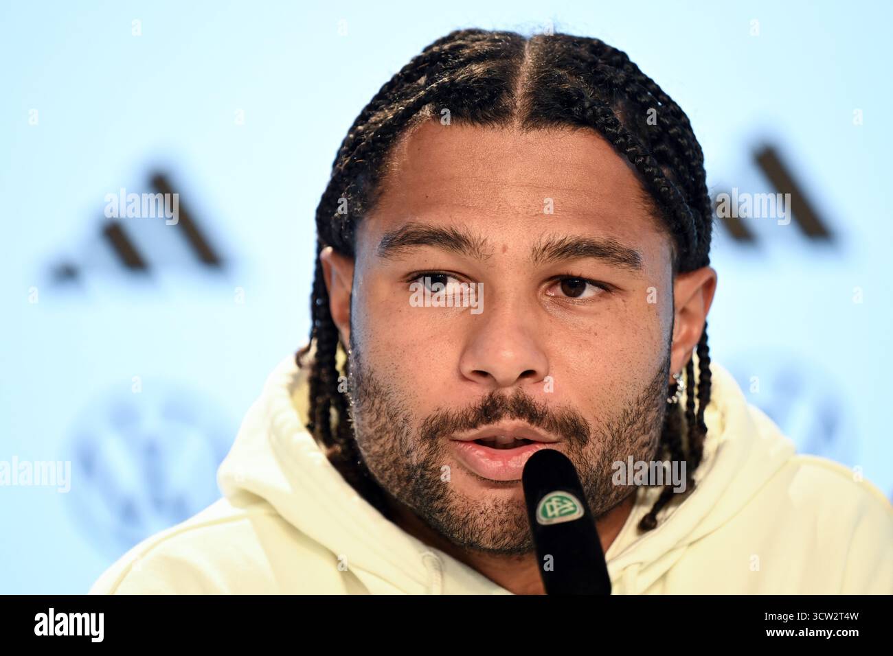 Herzogenaurach, Deutschland. Oktober 2025. Fußball: Nationalmannschaft, WM-Qualifikation, vor dem Spiel gegen Luxemburg (10.10.) beantwortet Serge Gnabry (Deutschland) Fragen von Journalisten. Quelle: Federico Gambarini/dpa/Alamy Live News Stockfoto