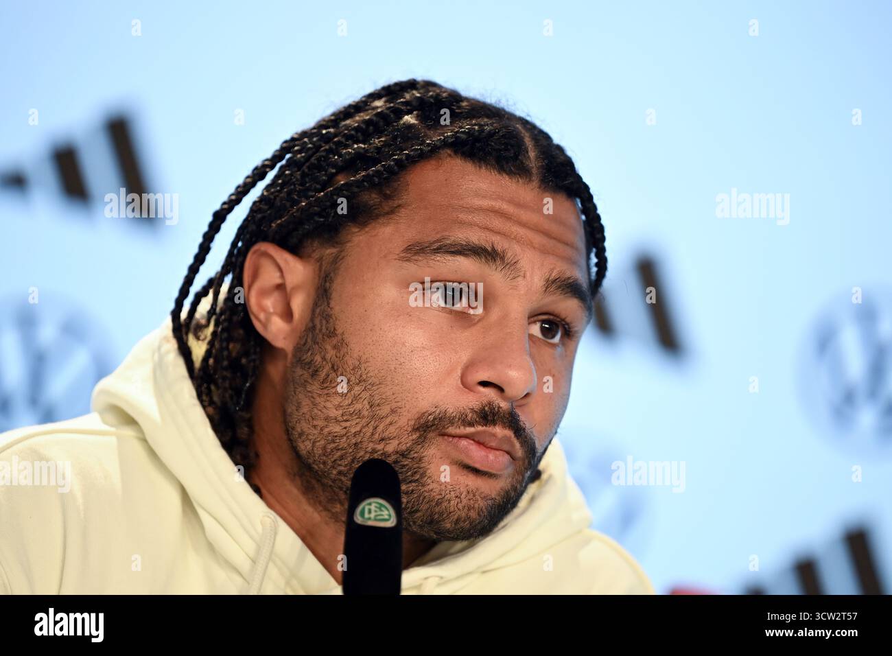 Herzogenaurach, Deutschland. Oktober 2025. Fußball: Nationalmannschaft, WM-Qualifikation, vor dem Spiel gegen Luxemburg (10.10.) beantwortet Serge Gnabry (Deutschland) Fragen von Journalisten. Quelle: Federico Gambarini/dpa/Alamy Live News Stockfoto