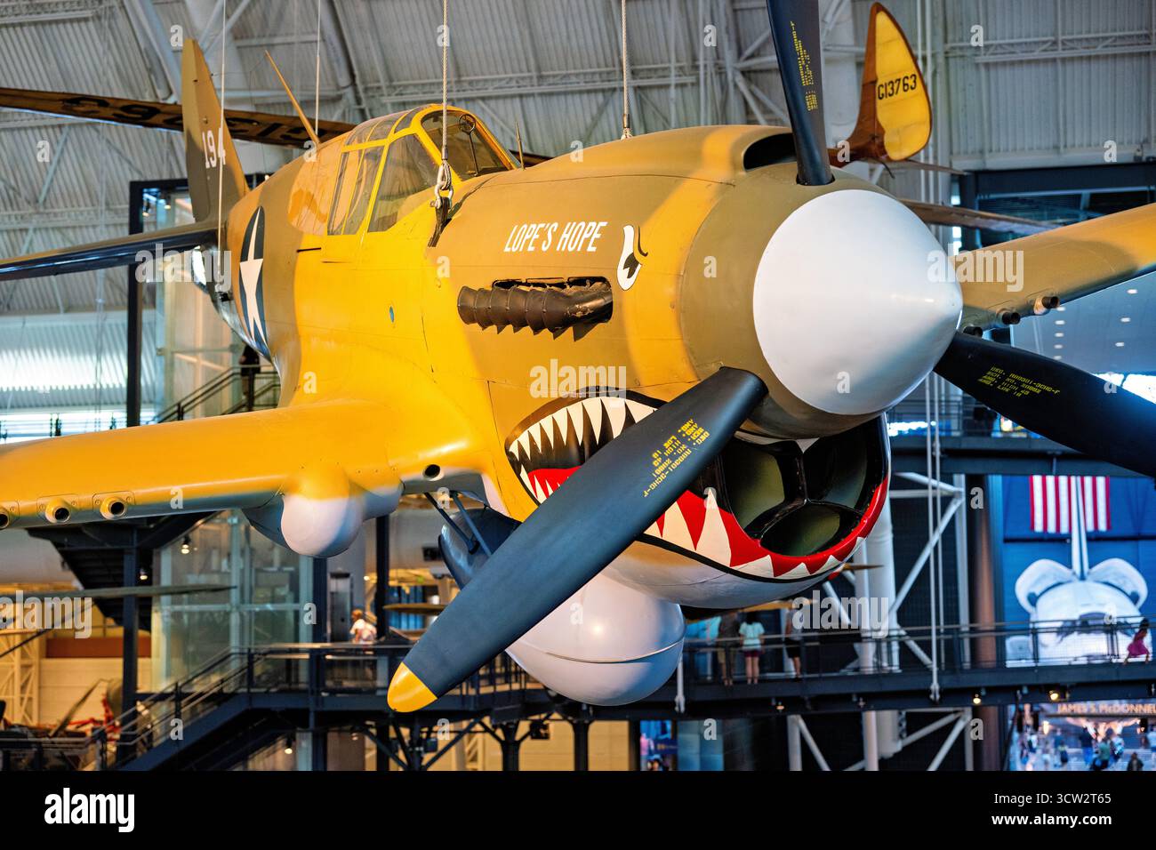 Curtiss P40E Warhawk Smithsonian Air and Space Museum Chantilly Virginia // CHANTILLY, Virginia, Vereinigte Staaten — das Curtiss P-40E Warhawk, das auch „Lope's Hope“ genannt wird und mit seiner ikonischen Haifischmündung versehen ist, wird im Steven F. Udvar-Hazy Center ausgestellt. Dieses vielseitige einmotorige Kampfflugzeug war ein erfolgreiches Kampfflugzeug in der ersten Hälfte des Zweiten Weltkrieges, das bekanntermaßen mit den Flying Tigers von General Claire Chennault in Verbindung gebracht wurde. Ursprünglich ein Kittyhawk I bei der Royal Canadian Air Force, wurde diese P-40E restauriert, um ein 75th Fighter Squadron, 23rd Fighter Group, zu repräsentieren. Es ist Teil von Th Stockfoto