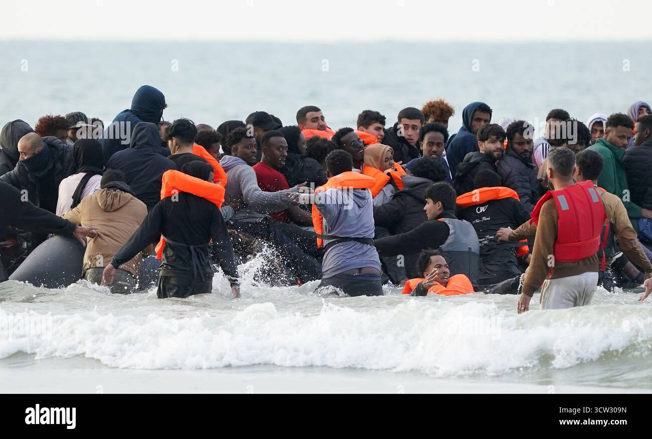 Menschen, die als Migranten gedacht werden, versuchen in Gravelines, Frankreich, an Bord eines kleinen Bootes zu gehen. Bilddatum: Donnerstag, 9. Oktober 2025. Stockfoto