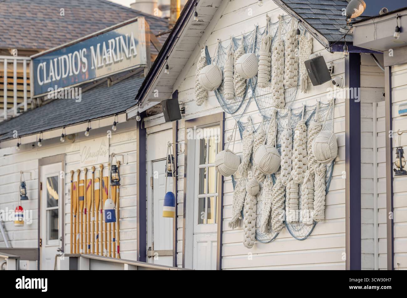 Ruder und Seilknoten an der Seite eines Gebäudes, in dem sich das Marina-Restaurant Claudios befindet Stockfoto