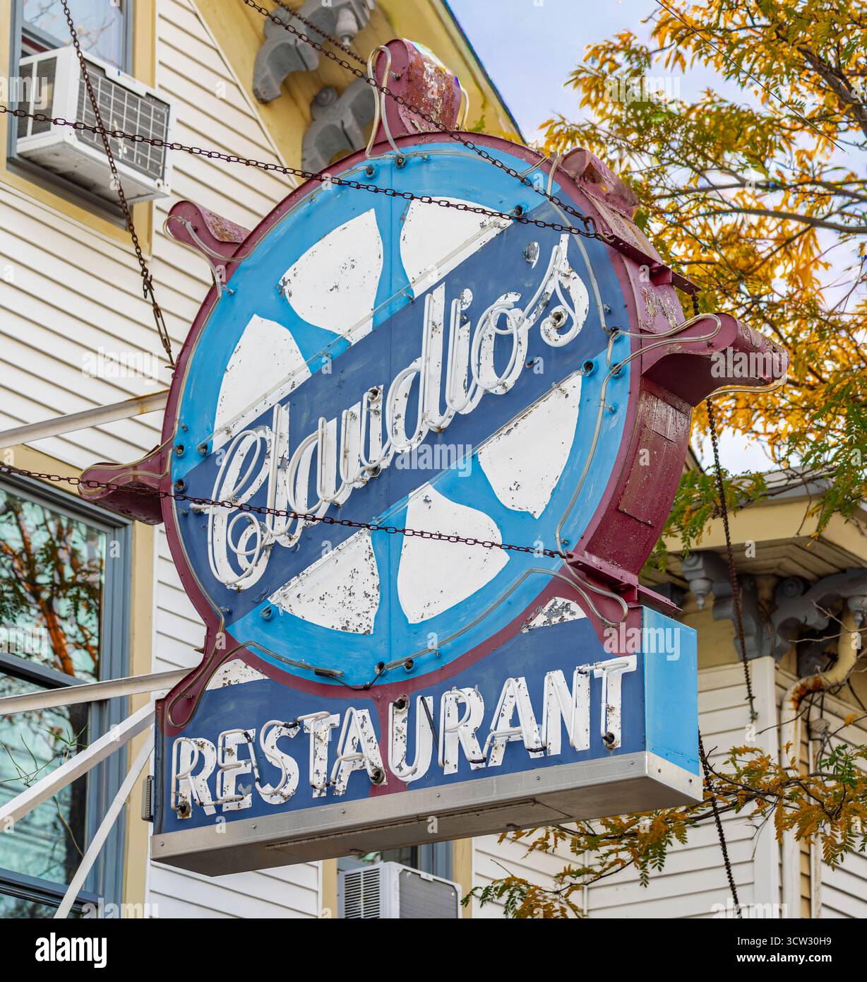 Detailbild eines alten Neonschildes bei claudio's in greenport, ny Stockfoto