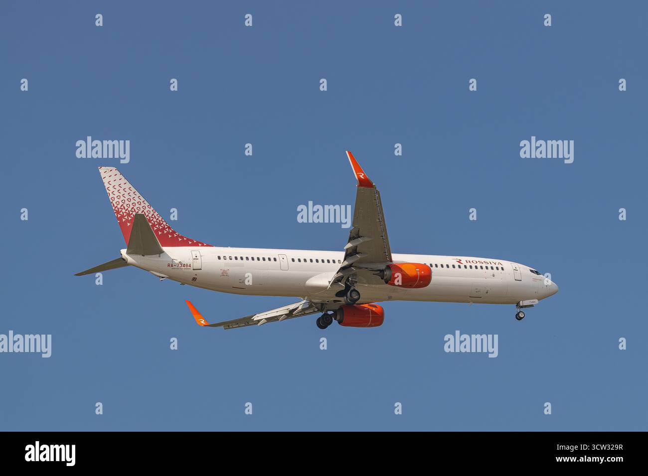Moskau, Russland; 28. August 2024: Rossiya Airlines Boeing 737-9GP, RA 73484, landet auf dem internationalen Flughafen Sheremetjewo Stockfoto