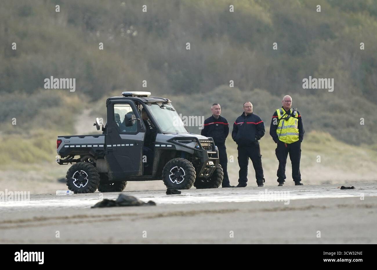 Die französischen Behörden beobachten, wie ein kleines Boot mit Menschen, die als Migranten gelten, Gravelines in Frankreich verlässt. Bilddatum: Donnerstag, 9. Oktober 2025. Stockfoto