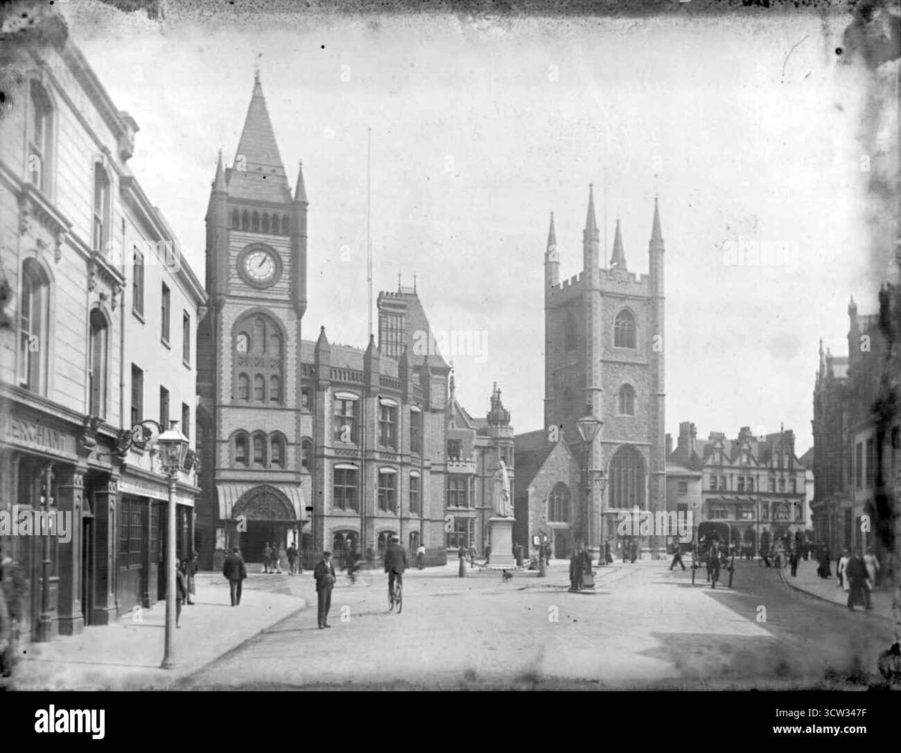 Friar Street, Reading, Blick nach Osten zum Marktplatz, um 1900. Auf der Nordseite befinden sich die Nummern 6 und 5 (Wheatsheaf Hotel) und 4 und 3 (W. und R. Fleming, Kutschenbauer). Am Ende der Straße, das Rathaus und das westliche Ende der St. Laurence's Church. 1900-1909 Glasnegativ von H. W. Taunt, Box 22 Nr. 11169. Stockfoto